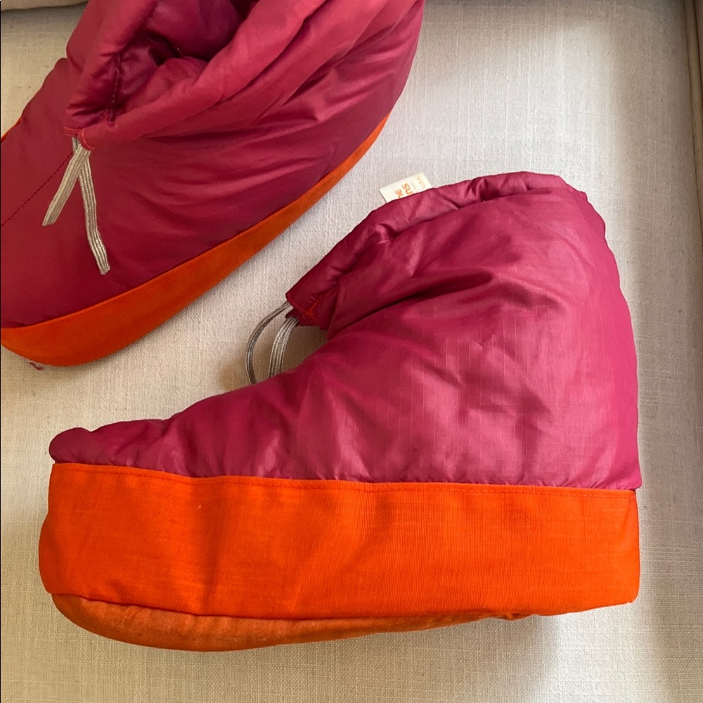 Alpine Design Vintage Puffer slippers Size Medium fits 7,8,9 - Picture 2 of 6